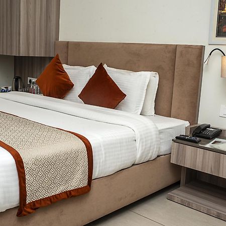 ורנאסי Hotel The Royal Vista מראה חיצוני תמונה