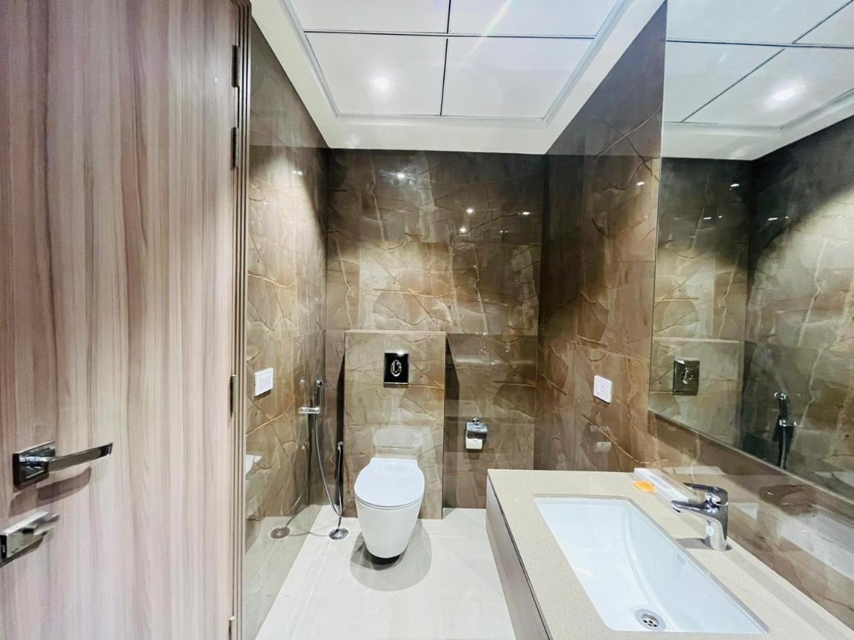 ורנאסי Hotel The Royal Vista מראה חיצוני תמונה
