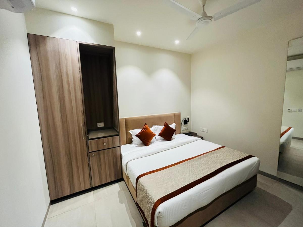 ורנאסי Hotel The Royal Vista מראה חיצוני תמונה