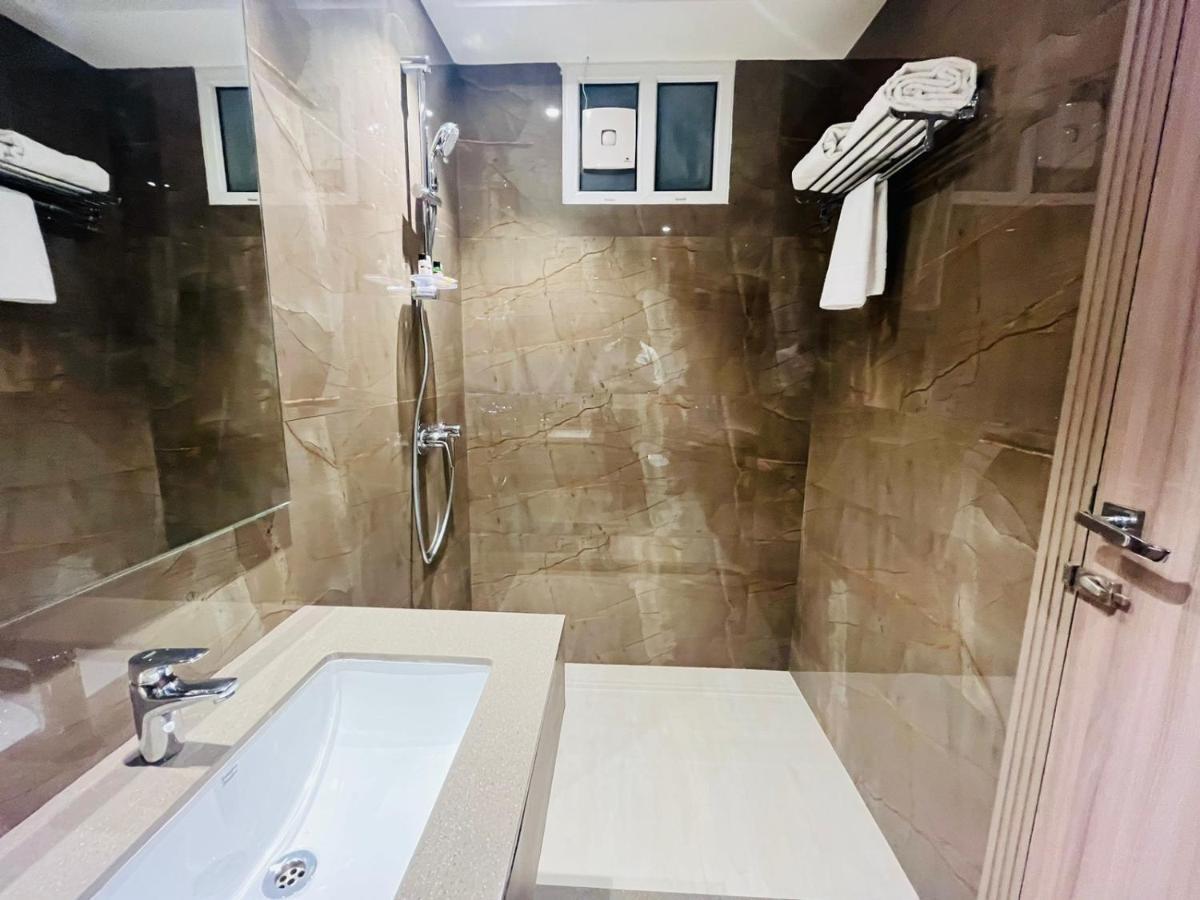 ורנאסי Hotel The Royal Vista מראה חיצוני תמונה