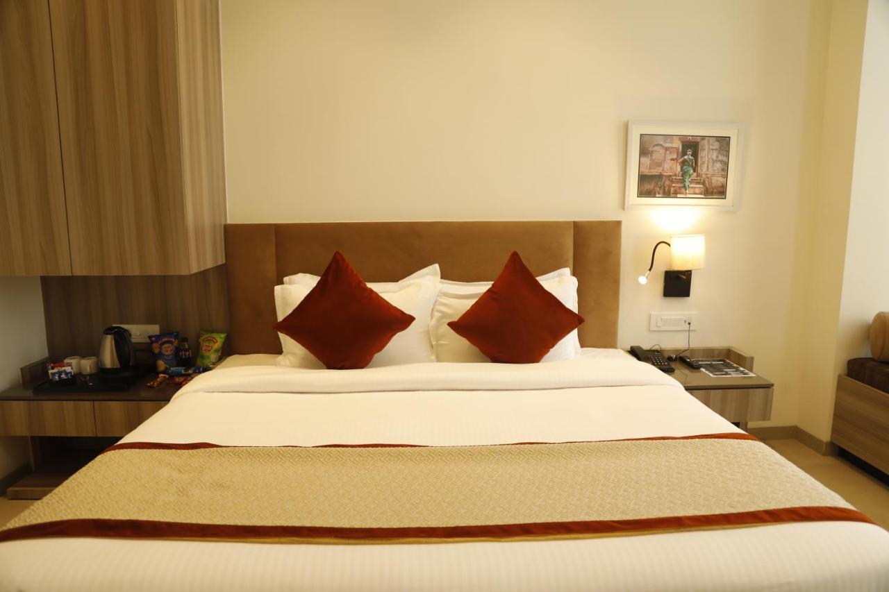 ורנאסי Hotel The Royal Vista מראה חיצוני תמונה