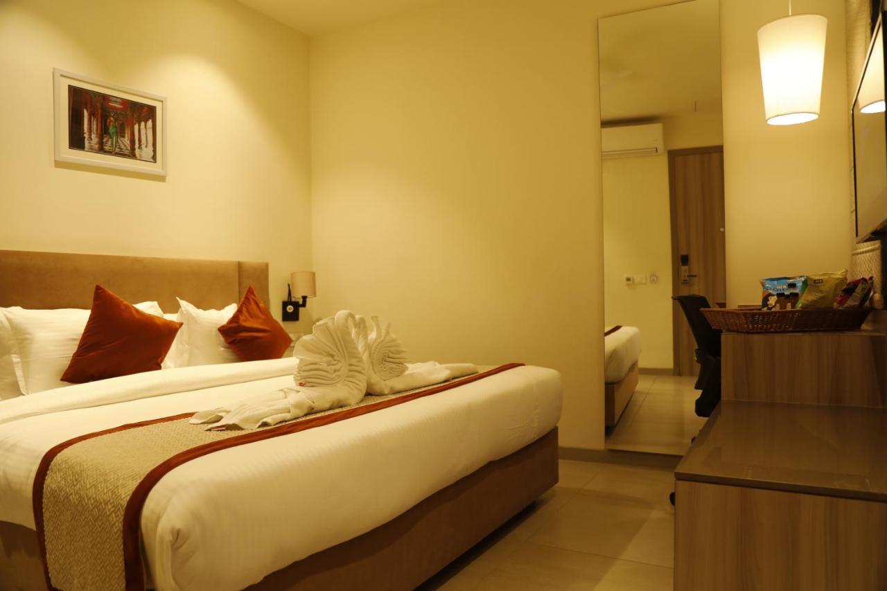 ורנאסי Hotel The Royal Vista מראה חיצוני תמונה