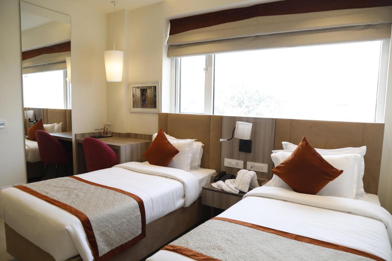 ורנאסי Hotel The Royal Vista מראה חיצוני תמונה