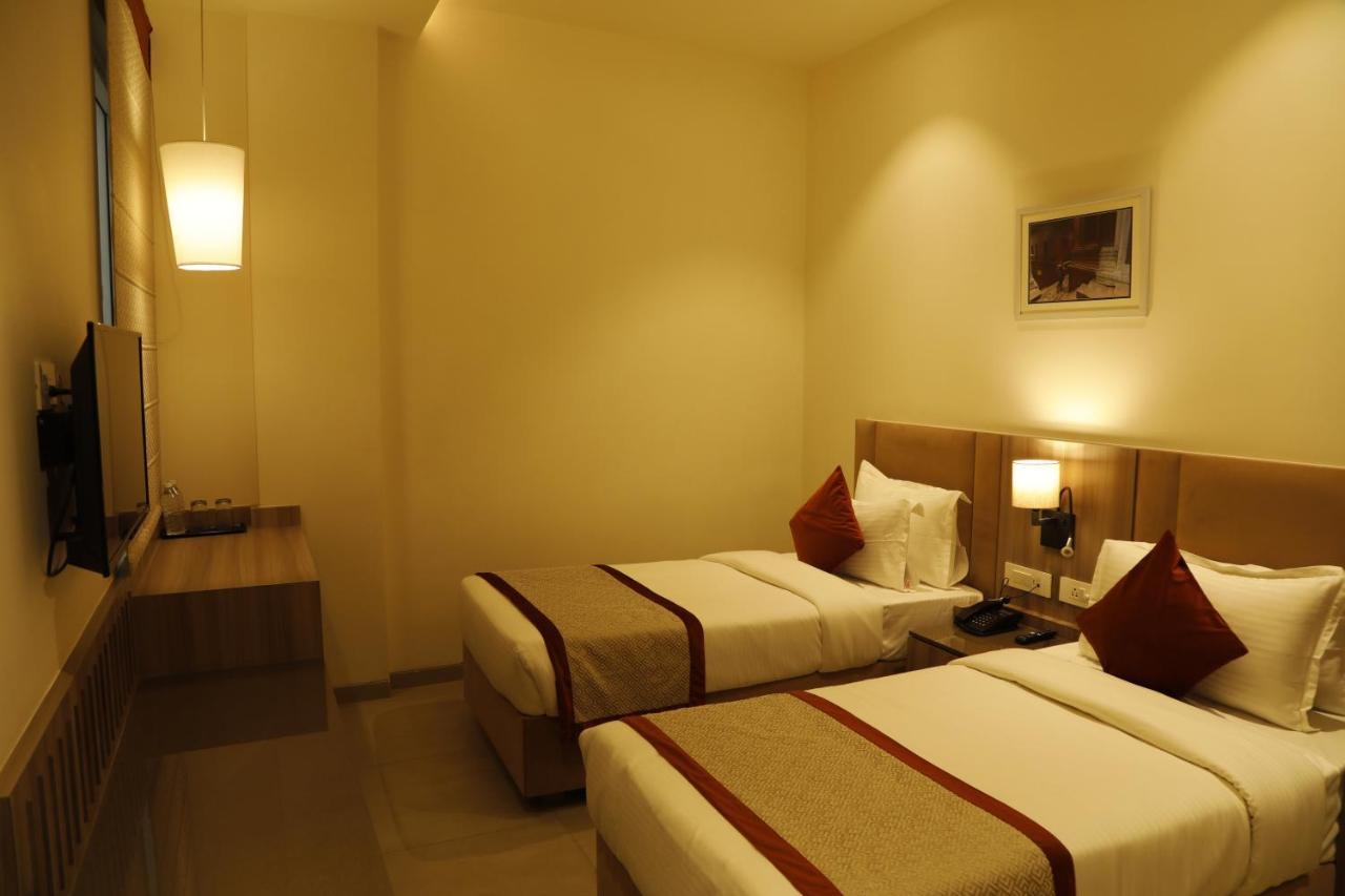 ורנאסי Hotel The Royal Vista מראה חיצוני תמונה