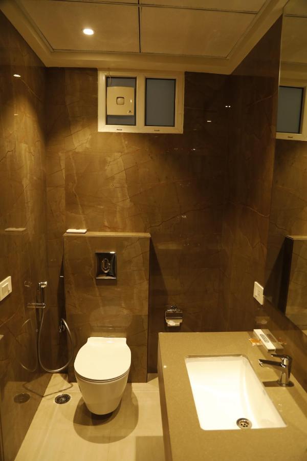 ורנאסי Hotel The Royal Vista מראה חיצוני תמונה