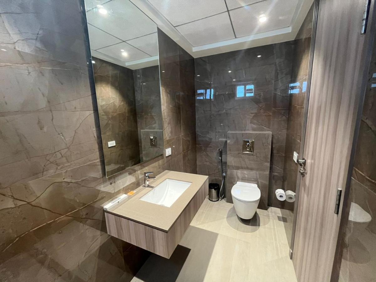 ורנאסי Hotel The Royal Vista מראה חיצוני תמונה
