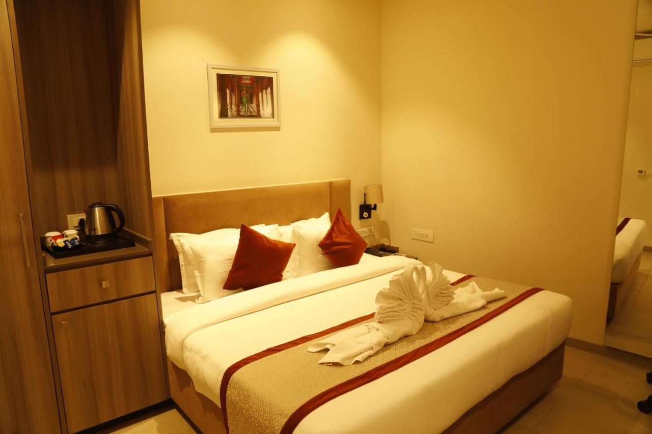 ורנאסי Hotel The Royal Vista מראה חיצוני תמונה