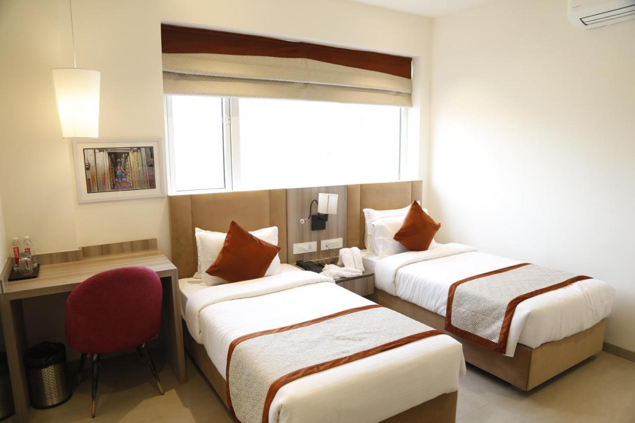 ורנאסי Hotel The Royal Vista מראה חיצוני תמונה