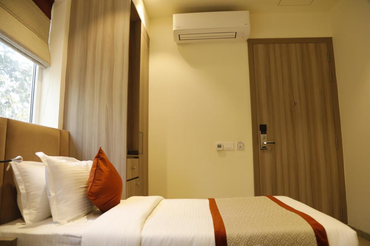ורנאסי Hotel The Royal Vista מראה חיצוני תמונה