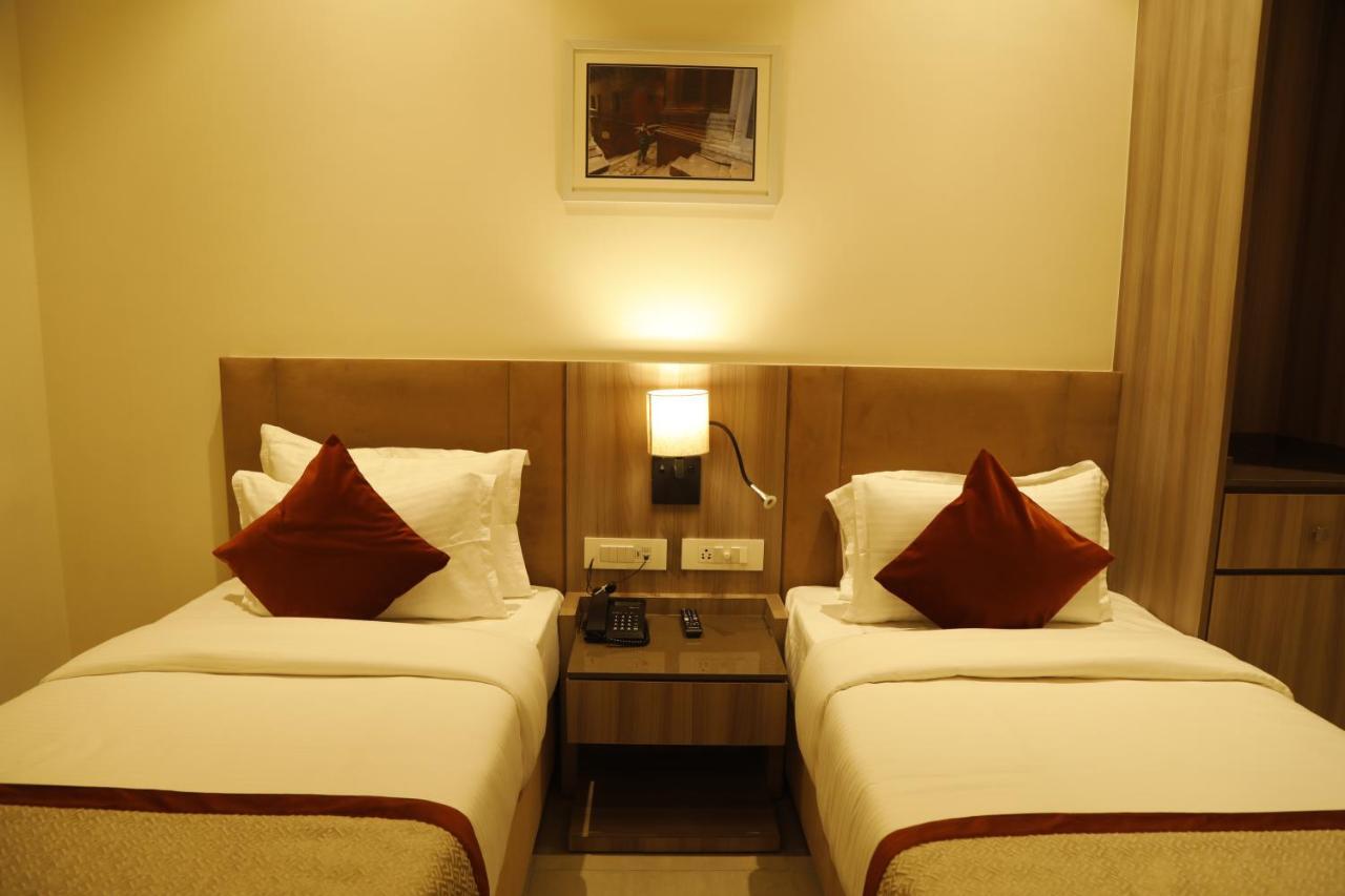 ורנאסי Hotel The Royal Vista מראה חיצוני תמונה