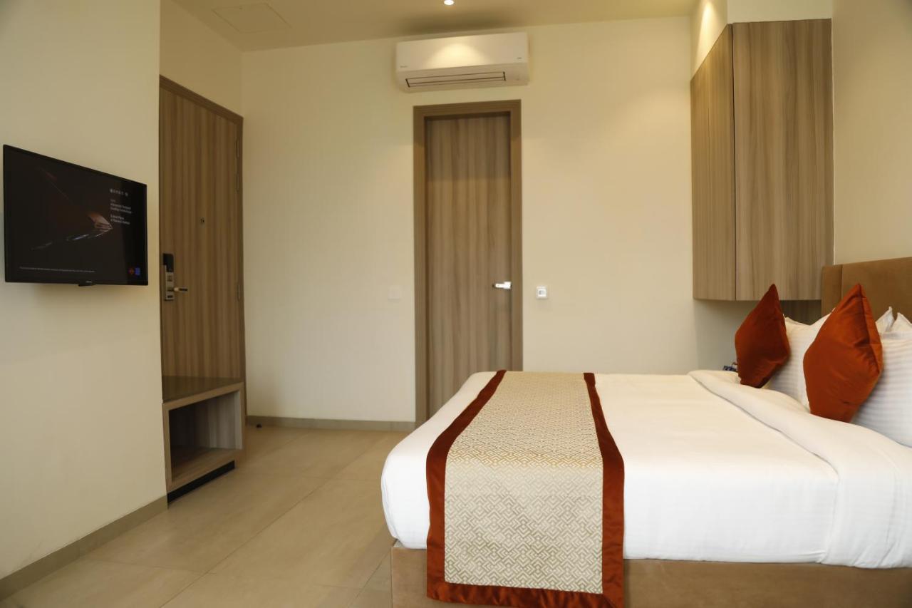 ורנאסי Hotel The Royal Vista מראה חיצוני תמונה