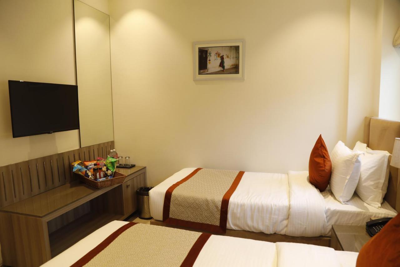 ורנאסי Hotel The Royal Vista מראה חיצוני תמונה