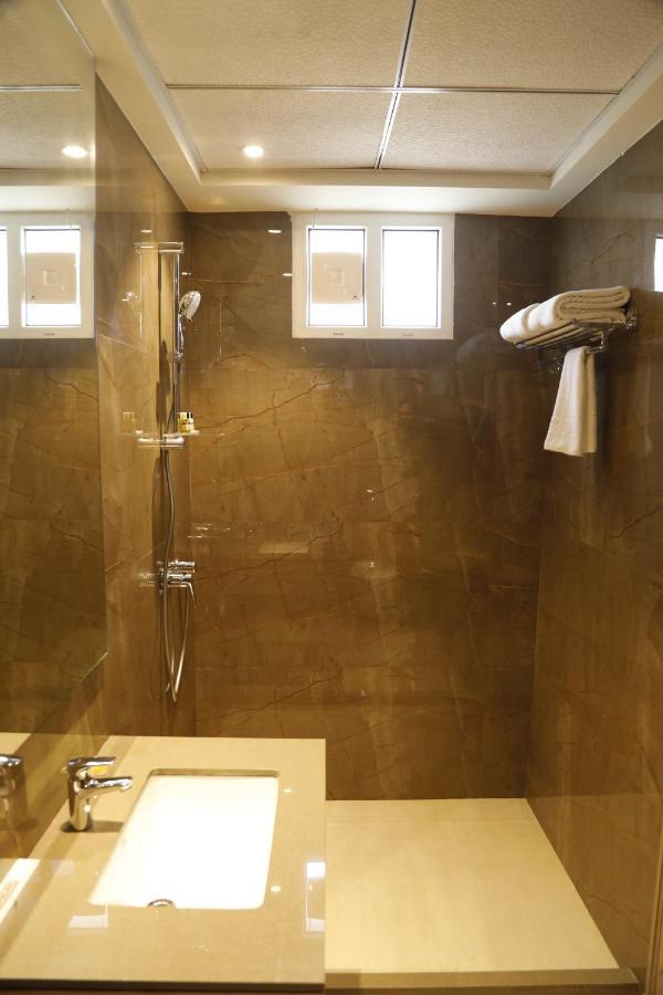 ורנאסי Hotel The Royal Vista מראה חיצוני תמונה