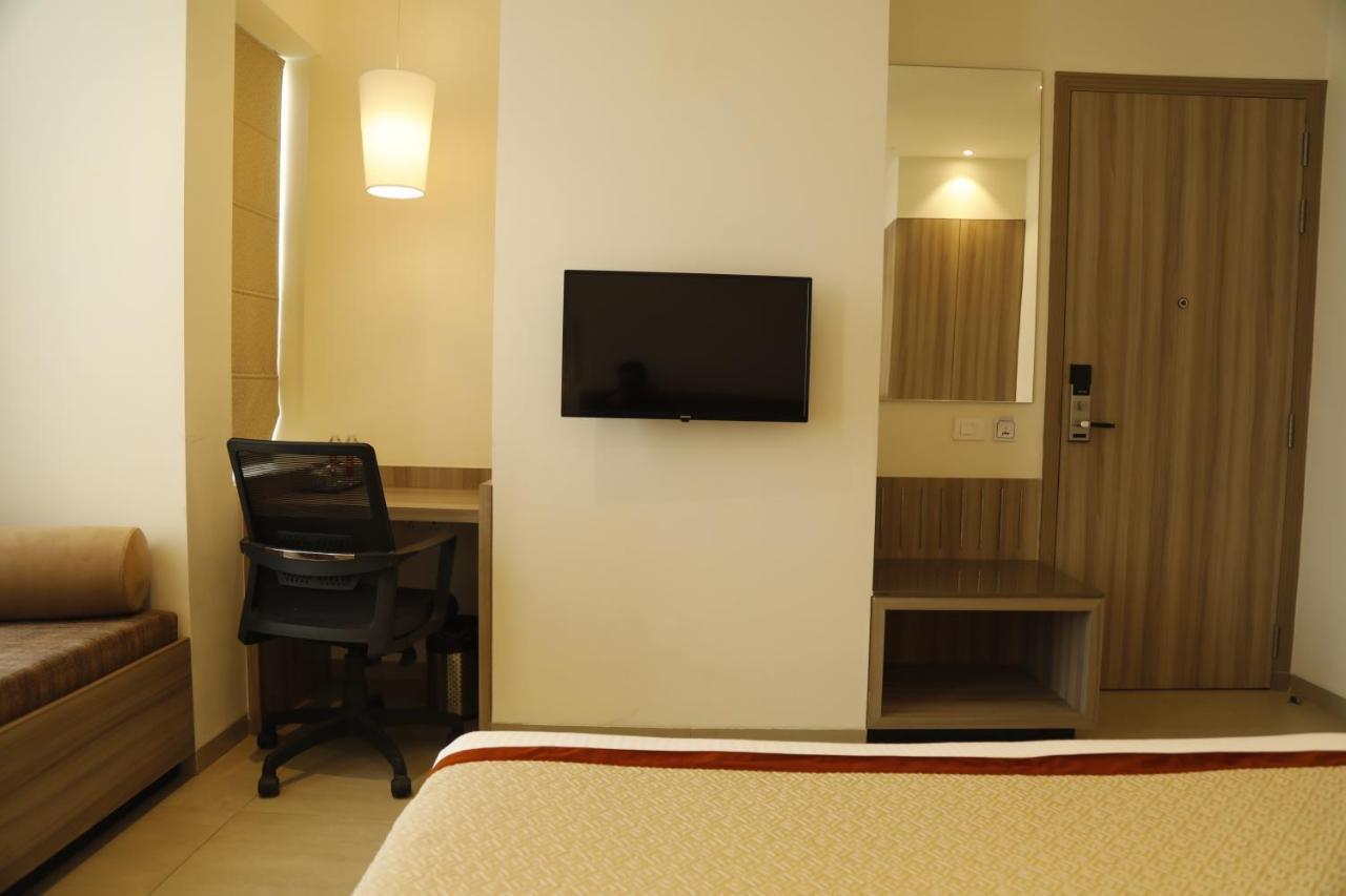 ורנאסי Hotel The Royal Vista מראה חיצוני תמונה
