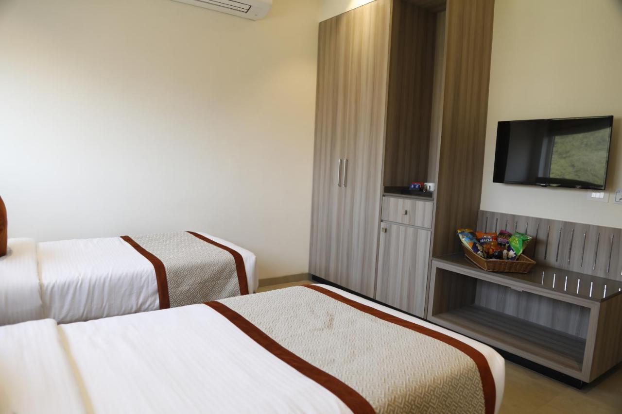ורנאסי Hotel The Royal Vista מראה חיצוני תמונה
