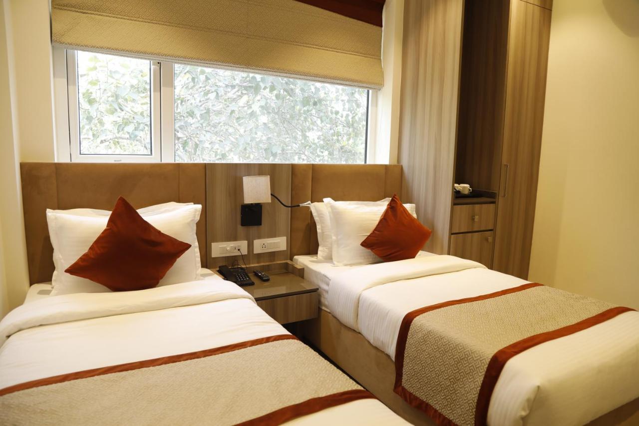 ורנאסי Hotel The Royal Vista מראה חיצוני תמונה