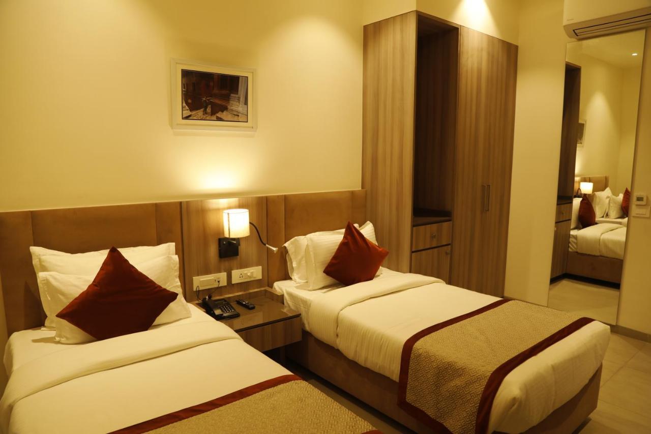 ורנאסי Hotel The Royal Vista מראה חיצוני תמונה