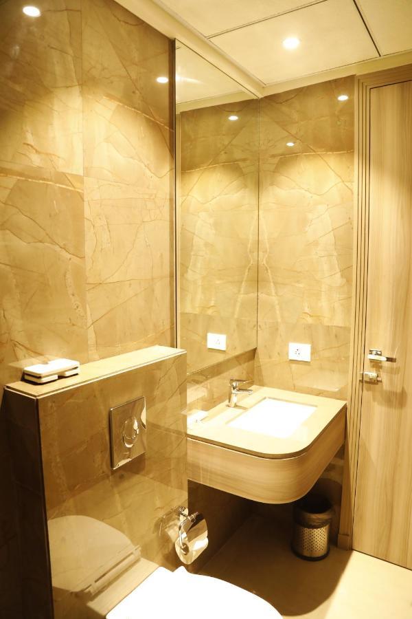 ורנאסי Hotel The Royal Vista מראה חיצוני תמונה