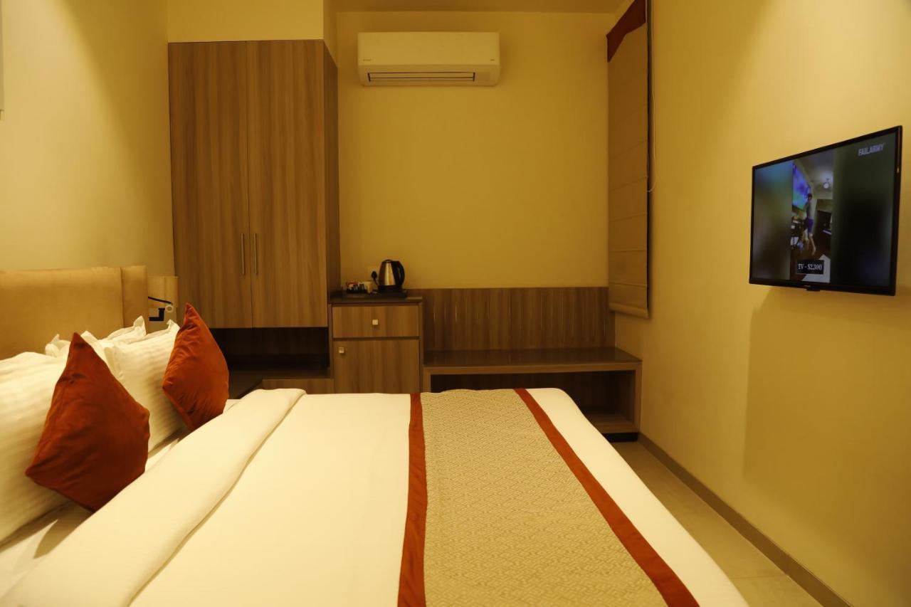 ורנאסי Hotel The Royal Vista מראה חיצוני תמונה
