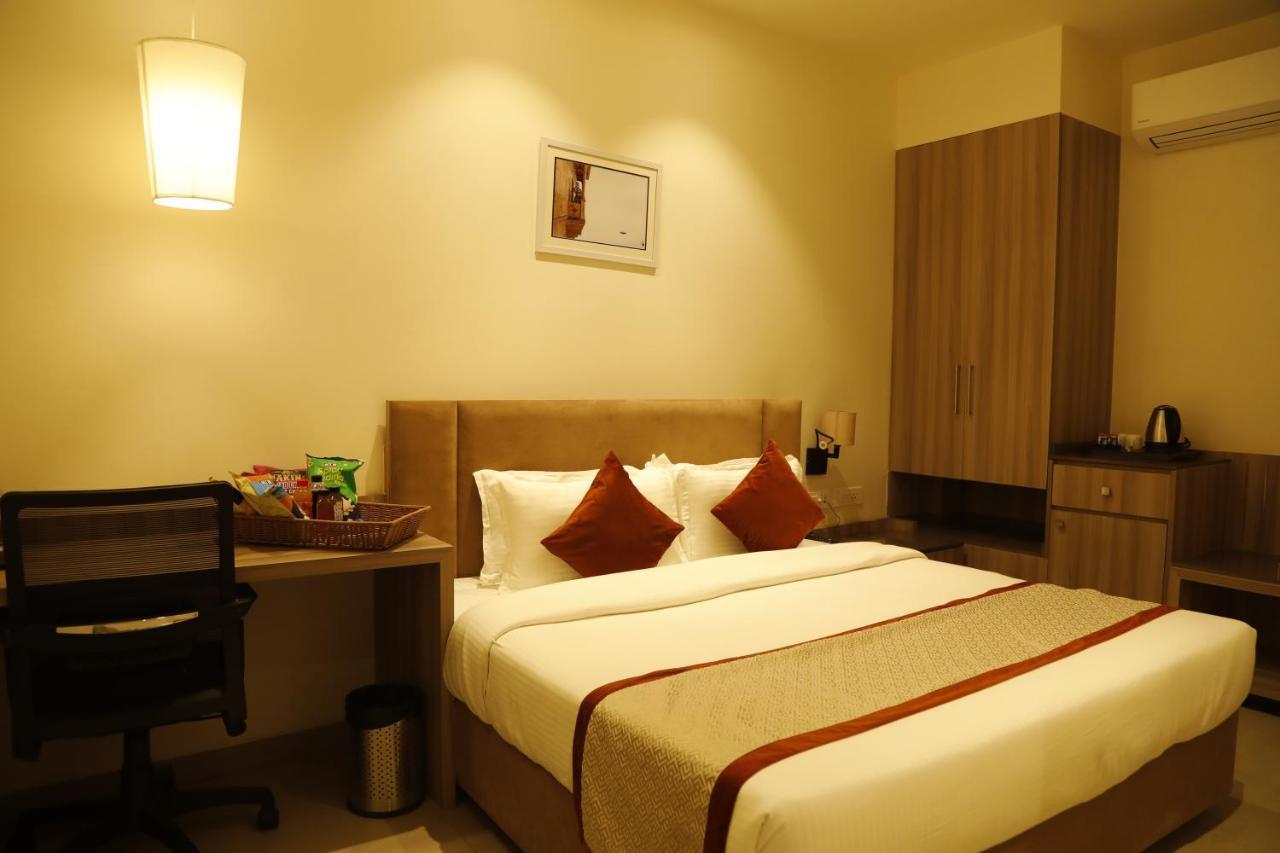 ורנאסי Hotel The Royal Vista מראה חיצוני תמונה