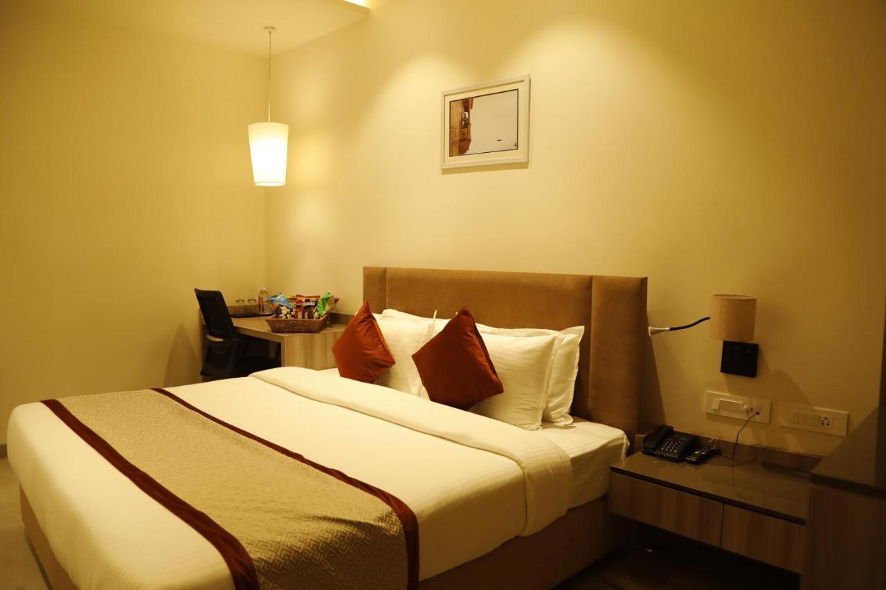 ורנאסי Hotel The Royal Vista מראה חיצוני תמונה