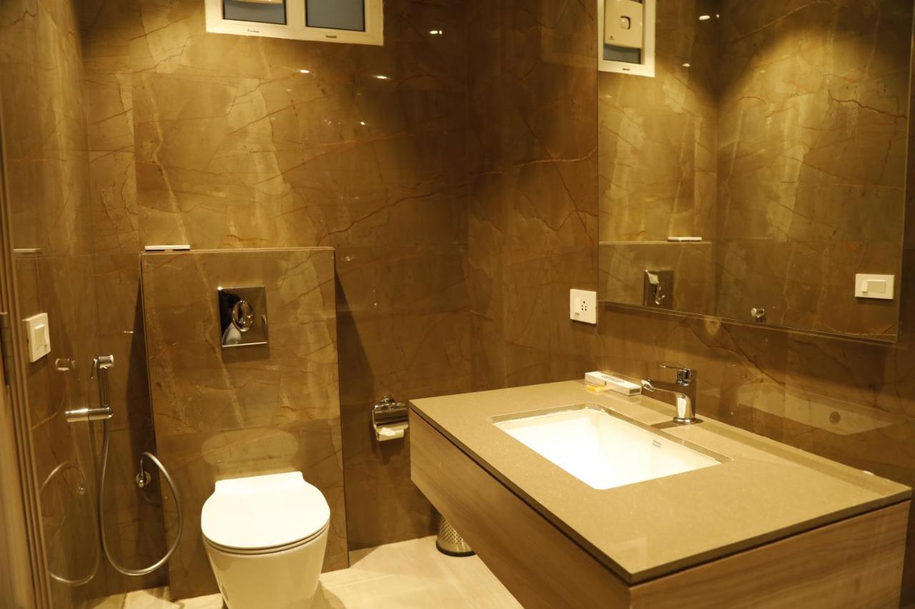 ורנאסי Hotel The Royal Vista מראה חיצוני תמונה