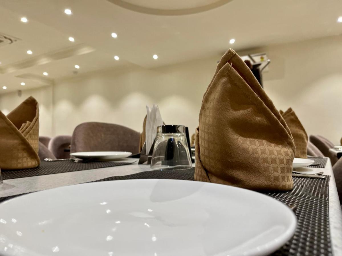 ורנאסי Hotel The Royal Vista מראה חיצוני תמונה