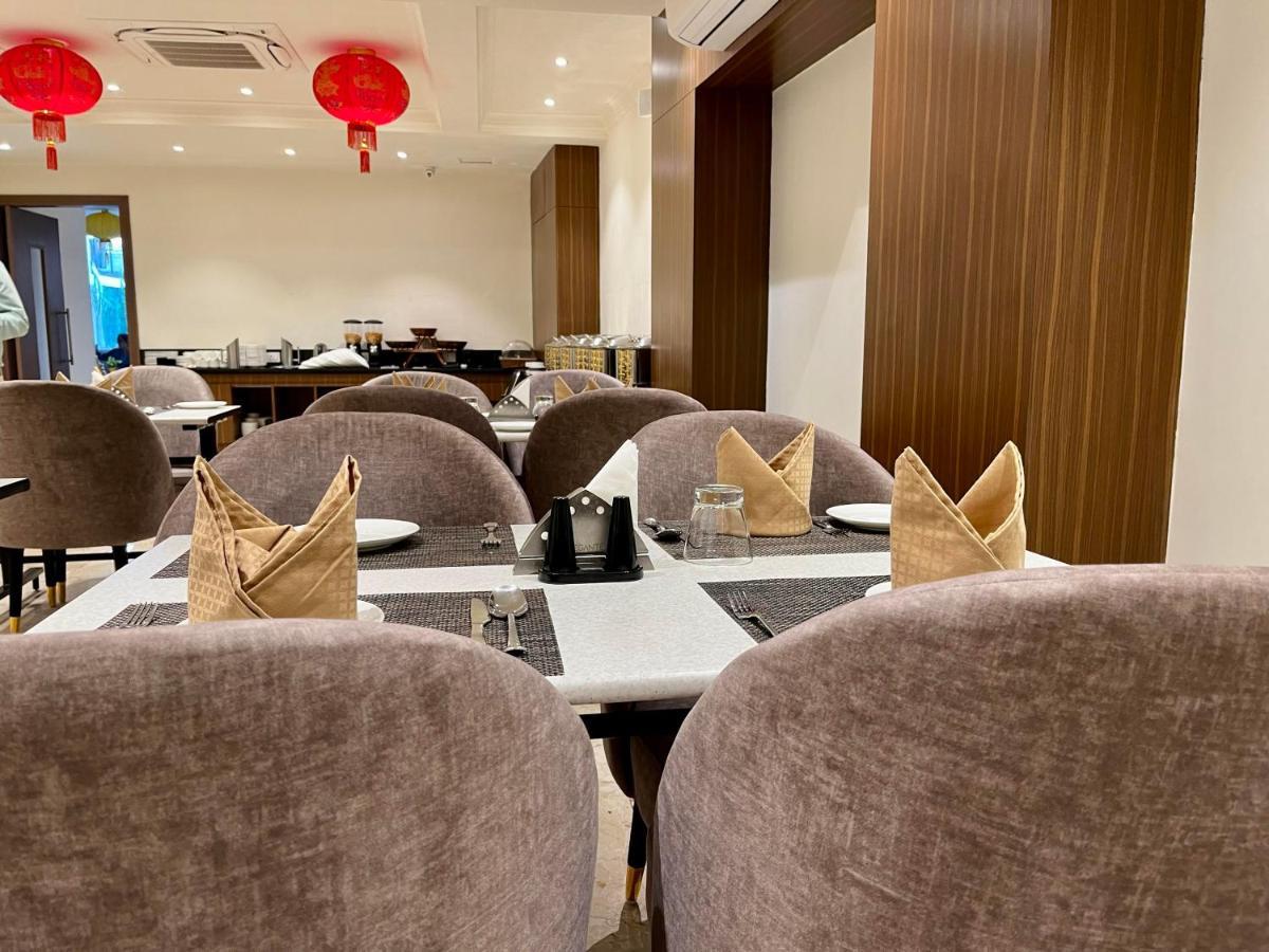 ורנאסי Hotel The Royal Vista מראה חיצוני תמונה