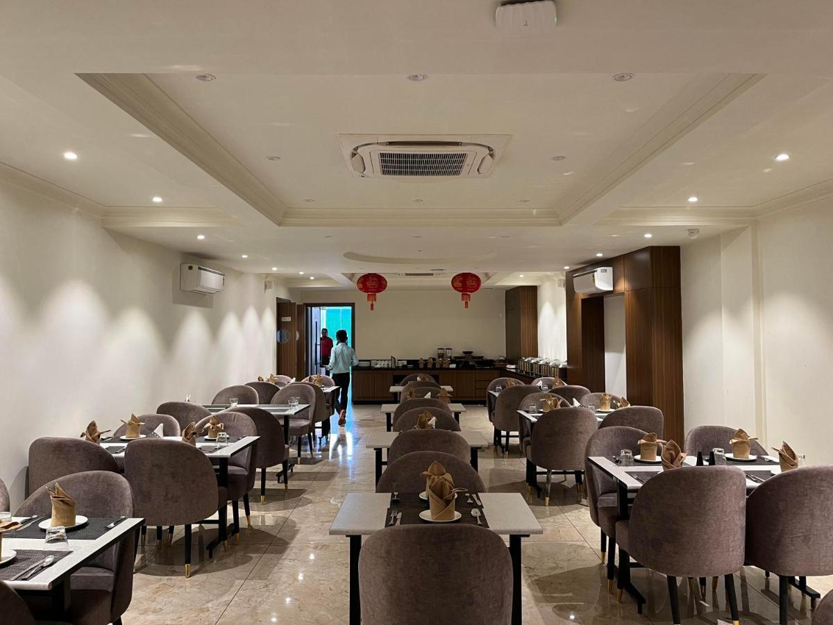 ורנאסי Hotel The Royal Vista מראה חיצוני תמונה