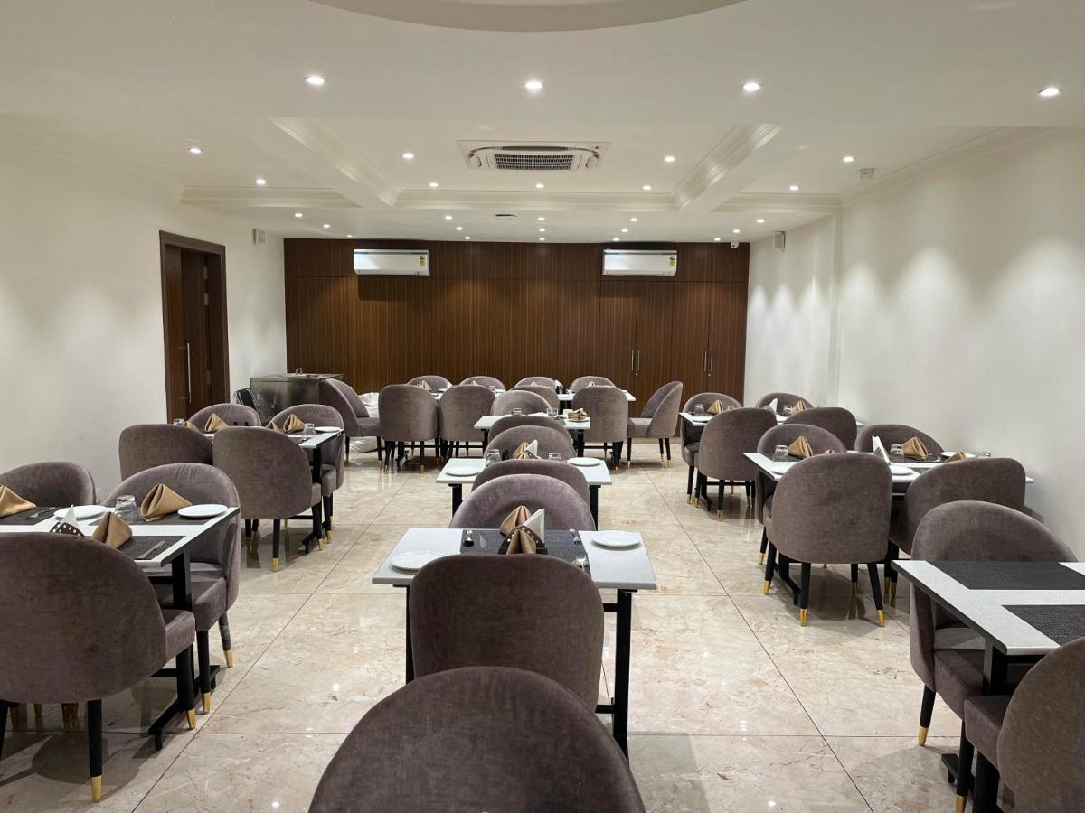 ורנאסי Hotel The Royal Vista מראה חיצוני תמונה