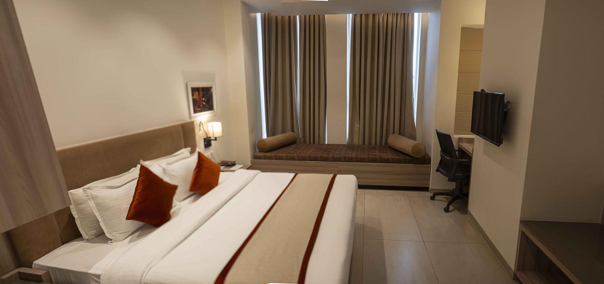 ורנאסי Hotel The Royal Vista מראה חיצוני תמונה