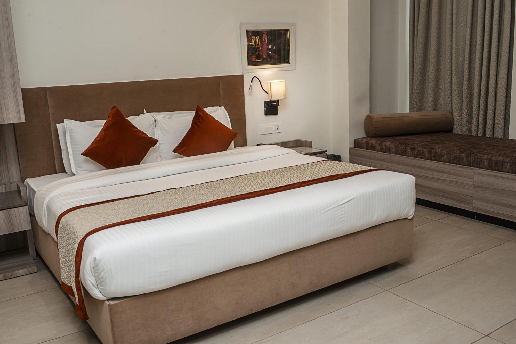 ורנאסי Hotel The Royal Vista מראה חיצוני תמונה