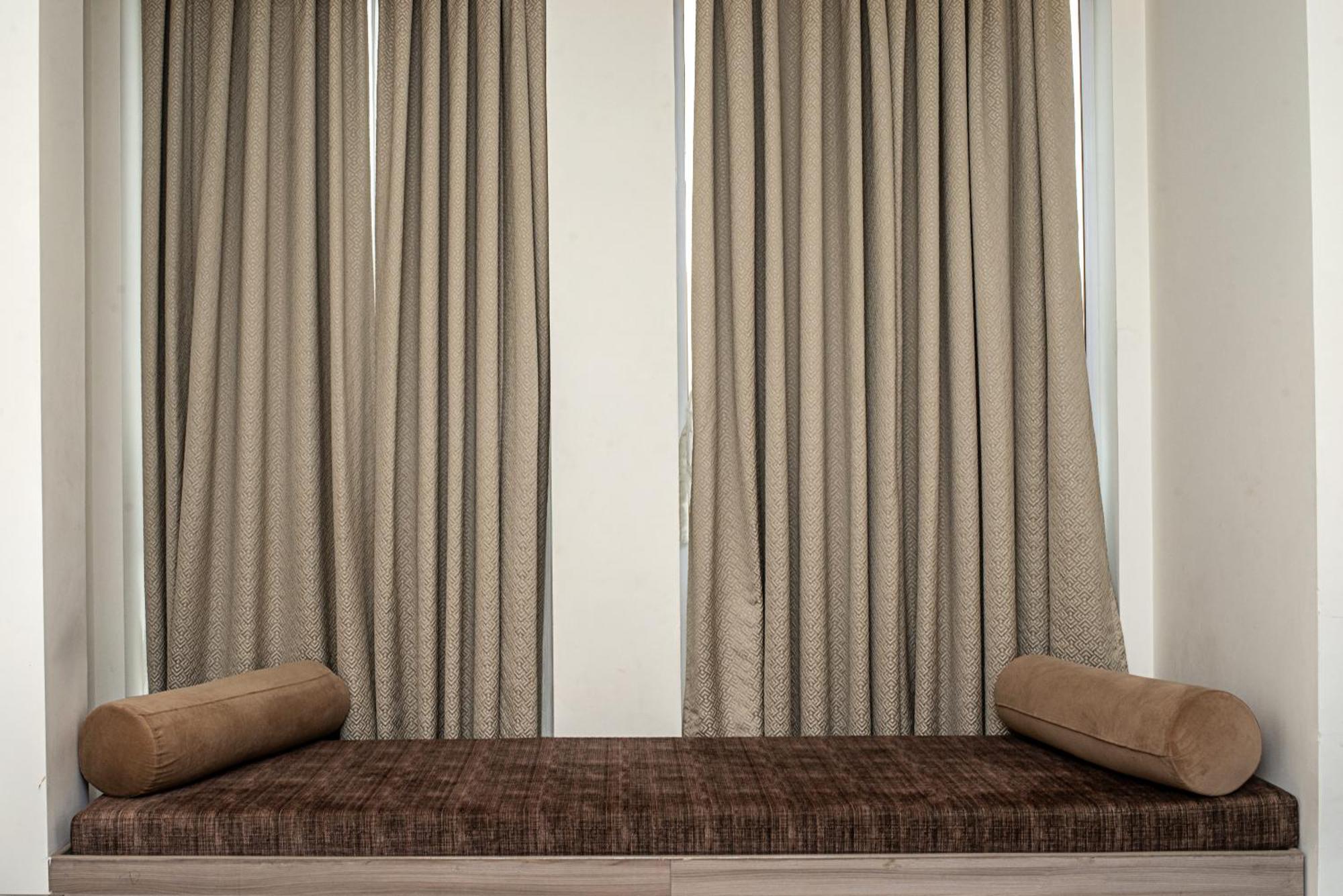 ורנאסי Hotel The Royal Vista מראה חיצוני תמונה