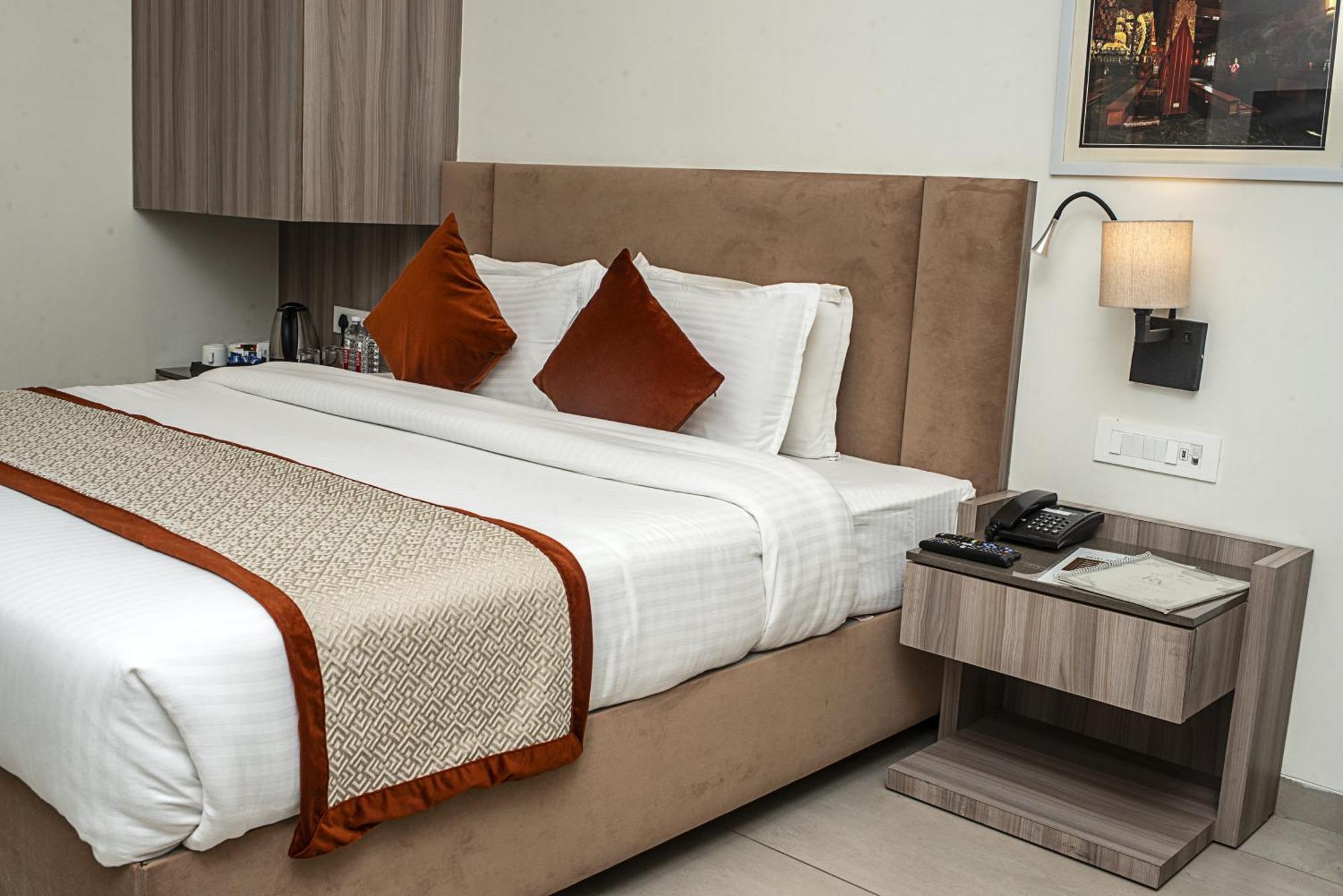 ורנאסי Hotel The Royal Vista מראה חיצוני תמונה