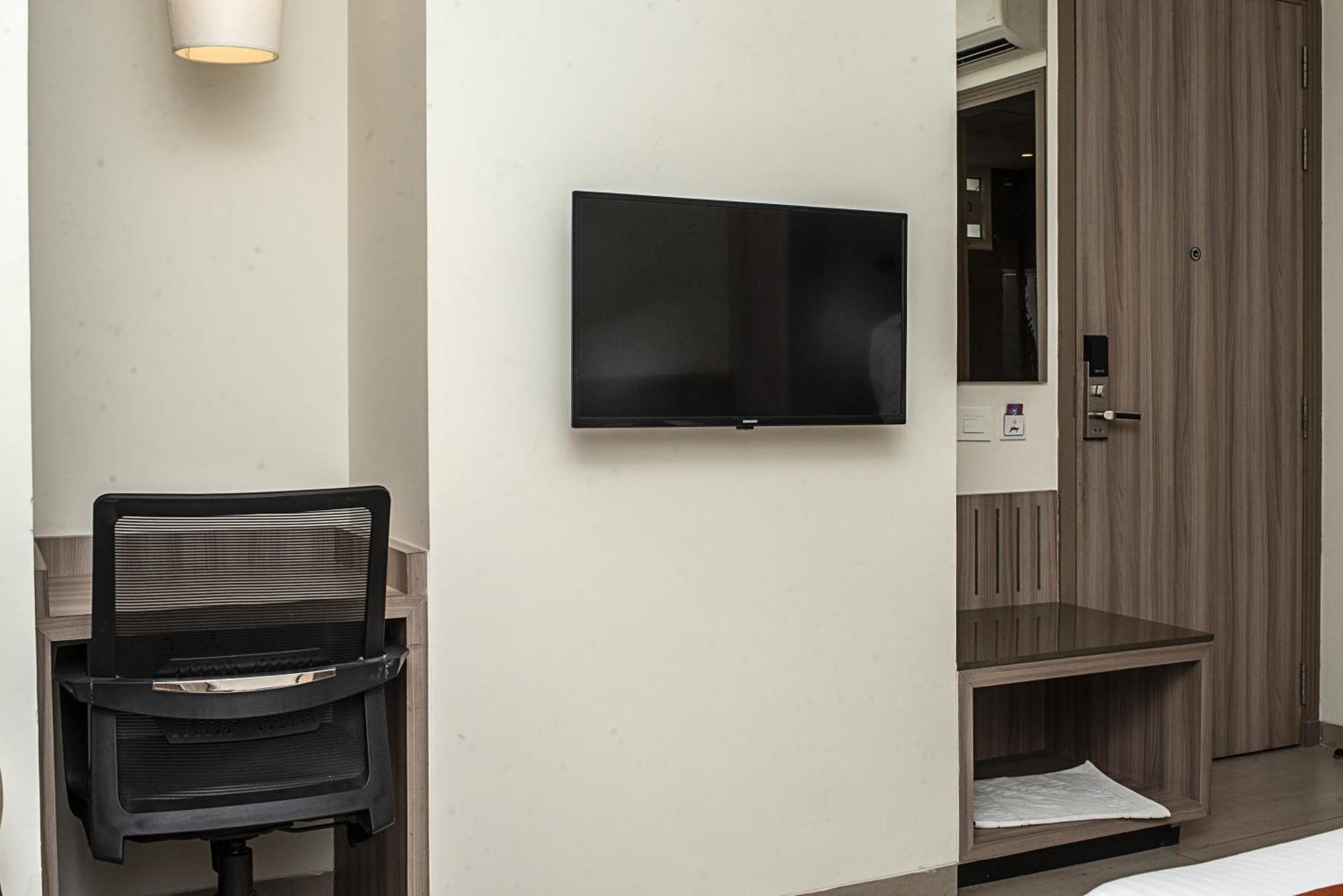 ורנאסי Hotel The Royal Vista מראה חיצוני תמונה
